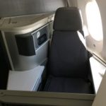 車の座席に座っている