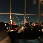 レストランのテーブルに座っている人たち