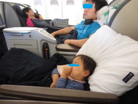 車の運転席に座っている男性と子供