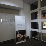 壁に貼られたポスター