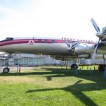 草の上にいる飛行機、背景はNewark Air Museum