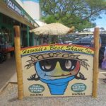 歩道を歩いている男性