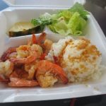 トレイの上の肉と野菜の料理