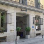 建物の前のベンチ