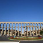 橋の上を歩いている数々のビル