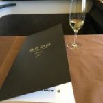 テーブルの上にあるワイングラス