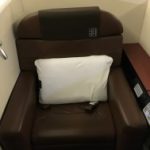 車の後部座席に座っている