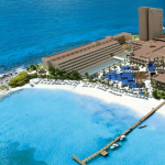 海の中にあるプール