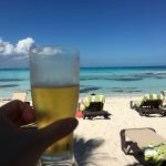 砂浜でビールを飲む男性
