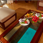 木製床の上に置かれたテーブル