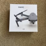 白黒の写真にテキストが書いてある看板