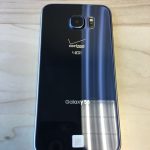 台の上に置かれた携帯電話