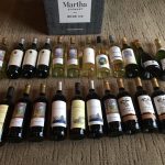 台の上にある数種類の瓶