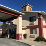 建物の前に立っている家