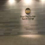 床に置かれた時計