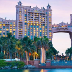 水に囲まれている建物