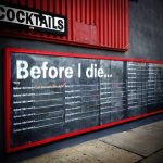 壁に掛けられた看板