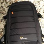 スーツケースの上に置かれた靴