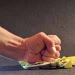 バナナを持っている手