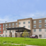 草の上にある建物