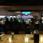 レストランのテーブルに座っている人たち