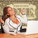 テーブルの上に座っている女性の絵