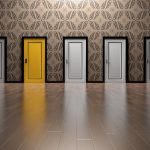 ドアの前に並んでいる