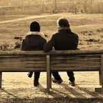 ベンチに座る人の白黒写真