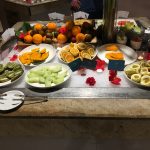 カウンターの上にある数種類の食事