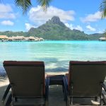 砂浜で椅子に座っている