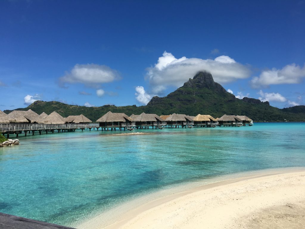 砂浜にあるプール、背景はボラボラ島