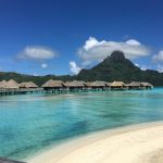 砂浜にあるプール、背景はボラボラ島