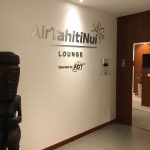 鏡に映った姿を撮影している人の絵