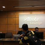 コンピューターを使っている男