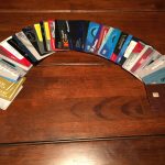 木製テーブルの上に置かれたパンフレット