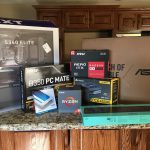 机の上にある数種類のポスター