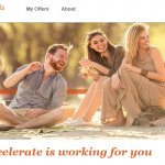 白いバックグラウンドの前に座る男性と女性