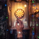 夜の街を歩いている男性