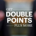 バナナを手に持っている