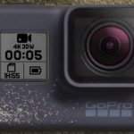 白いバックグラウンドの前に置かれた携帯電話