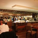 レストランのテーブルに座っている人たち