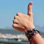 砂浜を歩いている人の手