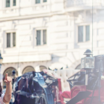 建物の前に立っている男性の顔と文字