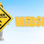 白いバックグラウンドの前にある交通標識