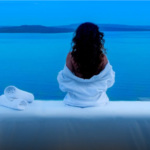 水の上に座っている女性