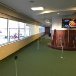 天井から吊るされた部屋