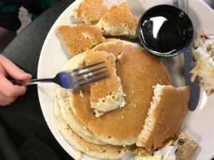 皿の上のケーキとアイスクリーム