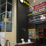 店の看板と店の入り口