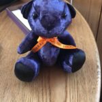 靴を履いた足とぬいぐるみ