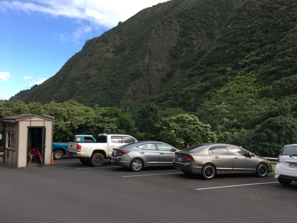 山の道路を走る車